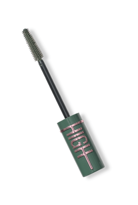 Un tubo de r mel verde con la palabra “HIGH" en letras rosas y un cepillo aplicador con cerdas cortas. Descripci n generada con IA