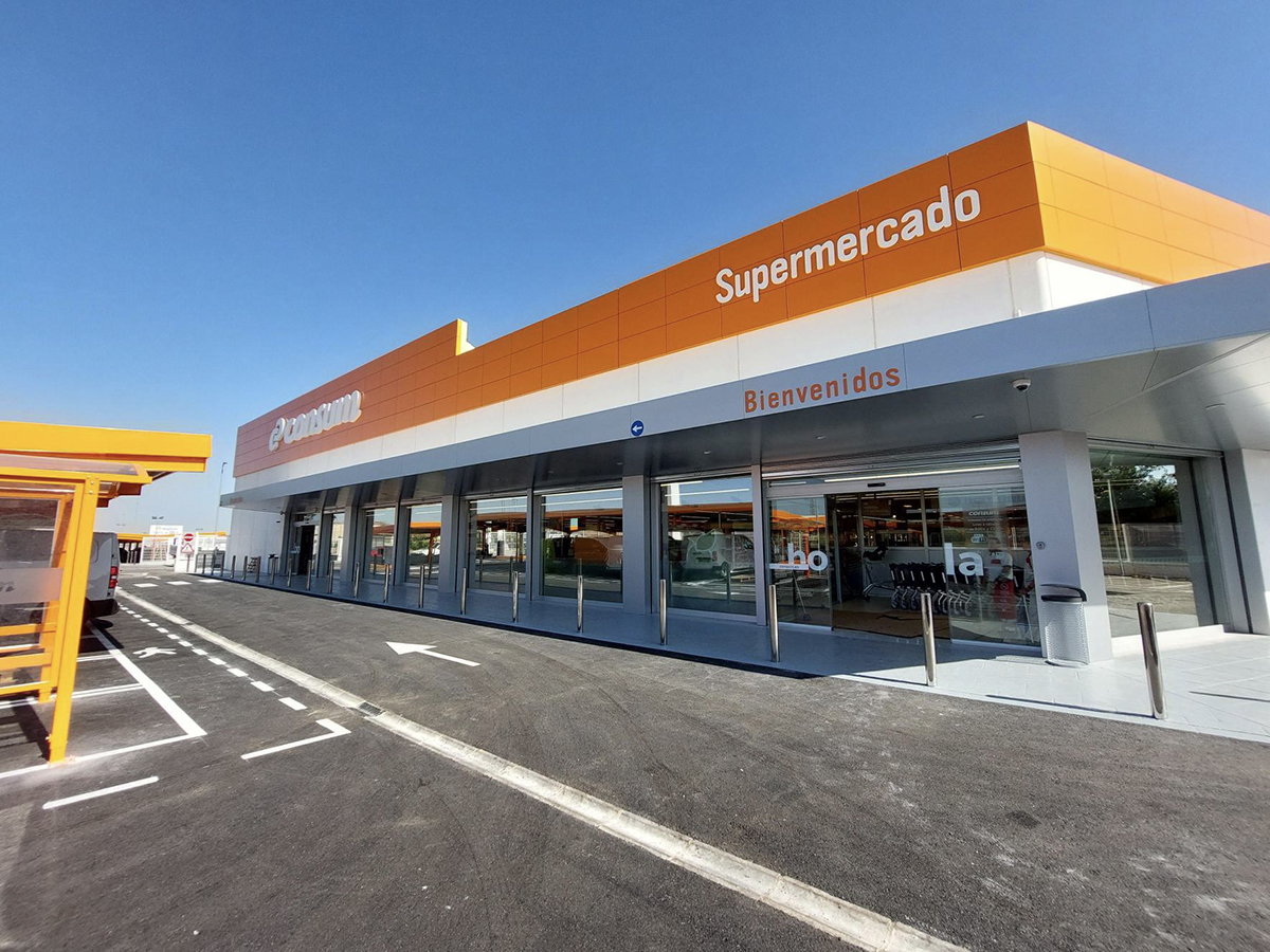 Fachada de la tienda de Vegas del Genil (Granada).