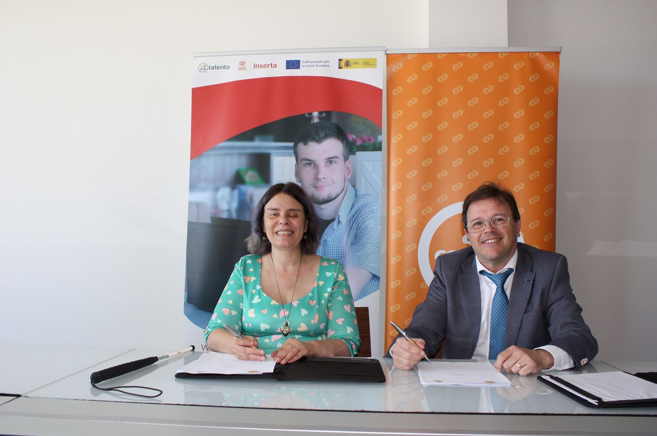 La secretaria general de Fundación ONCE e Inserta Empleo y directora de Transformación, Excelencia e Igualdad de Fundación ONCE, Virginia Carcedo y el director de Personal de Consum, Pedro Hernández.
