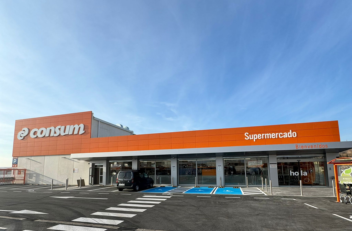Fachada del Consum de Huércal de Almería.