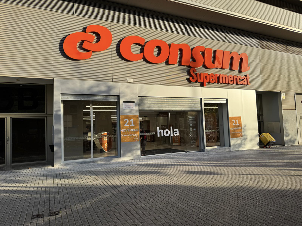 Para la puesta en marcha de esta tienda se ha contratado a 43 personas de la localidad  Consum abre mañana una nueva tienda en la localidad de Rubí (Barcelona). Se trata del primer supermercado Consum en la localidad que se suma a las 7 franquicias Charter que ya tenía en la ciudad. Para la puesta en marcha de la tienda, la Cooperativa ha contratado a 43 personas de Rubí y de la vecina población de Terrassa.  Con esta nueva tienda, la octava que inaugura en este ejercicio 2024, la Cooperativa supera los 270