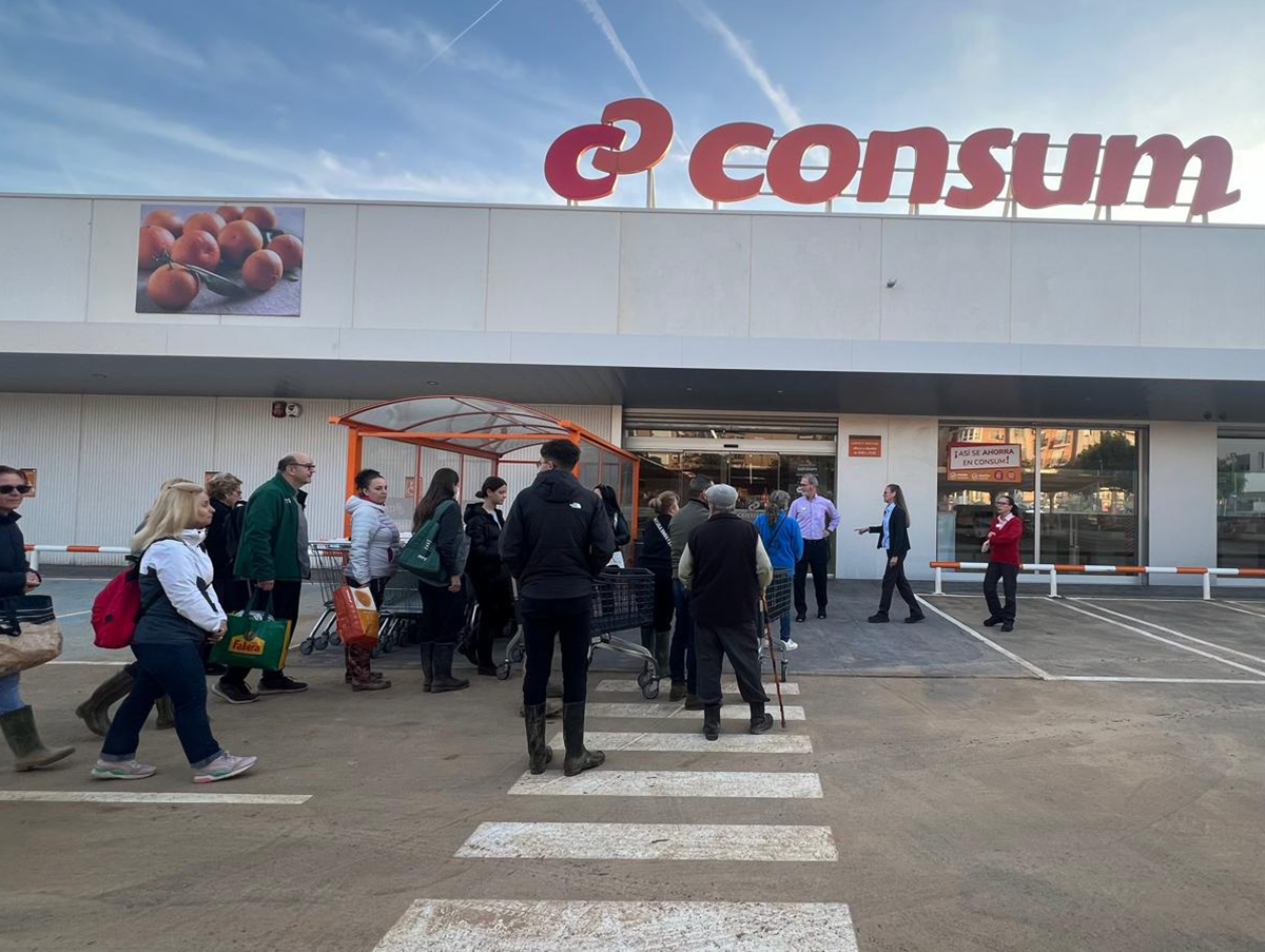Reapertura de una de las tiendas de Paiporta afectadas por la dana.