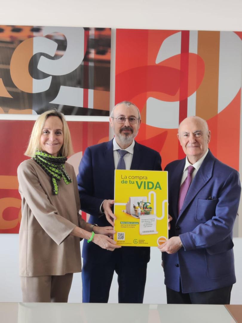 Pie de foto: Socorro Maldonado, vicesecretaria del Consejo Nacional de AECC, Javier Quiles, director de Relaciones Externas de Consum, y Tomás Trénor, presidente de AECC Valencia.