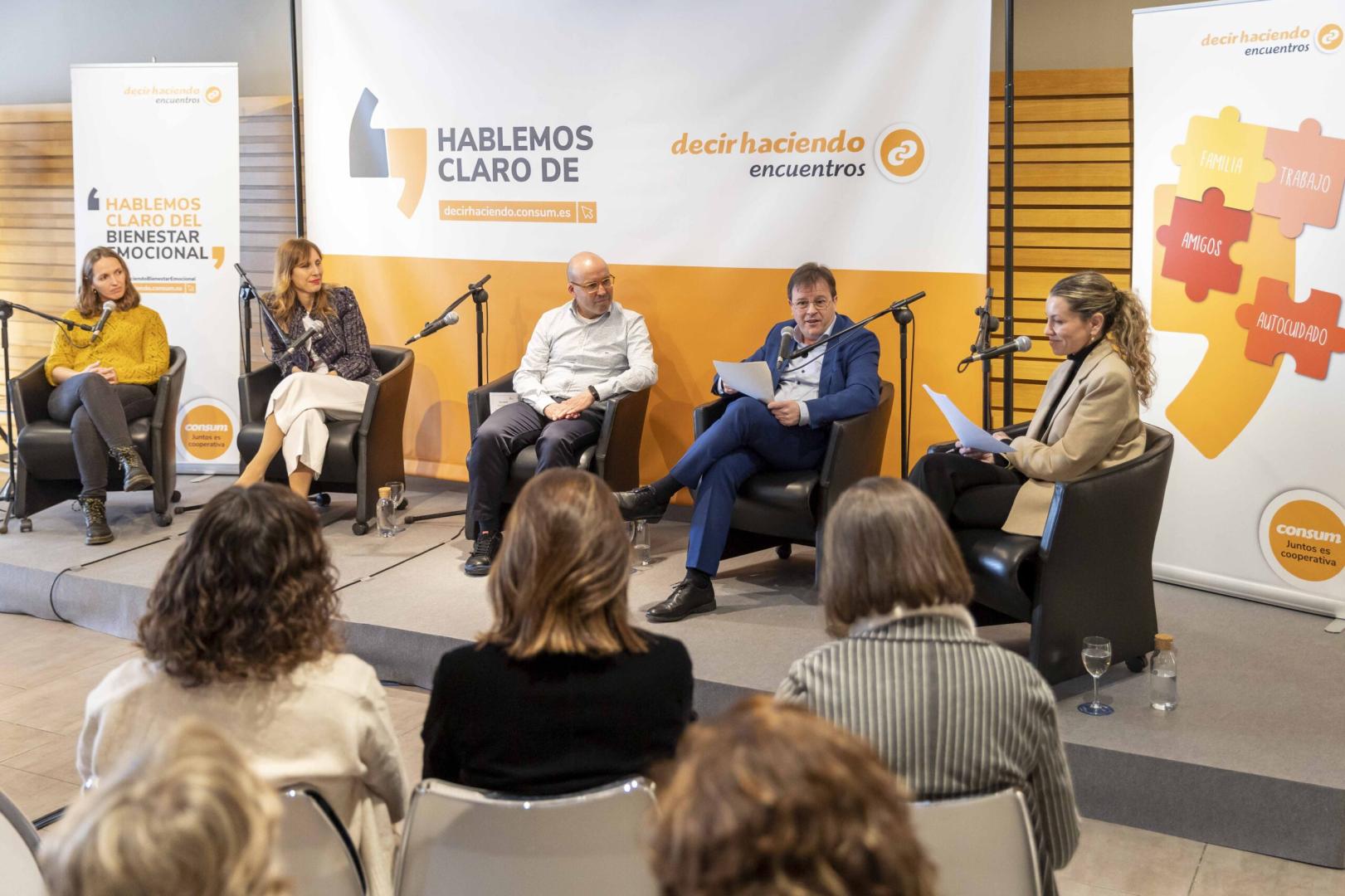 La psiquiatra del Parc Sanitari Sant Joan de Déu, Belén Colomer; la directora general de Salud Mental de Avanta Grupo, Olga Merino; el director de Alper, Formación y Desarrollo, David Alpuente y el di-rector de Personas y Bienestar de Consum, Pedro Hernández, junto a la conductora del Encuentro, Silvia Tomás.