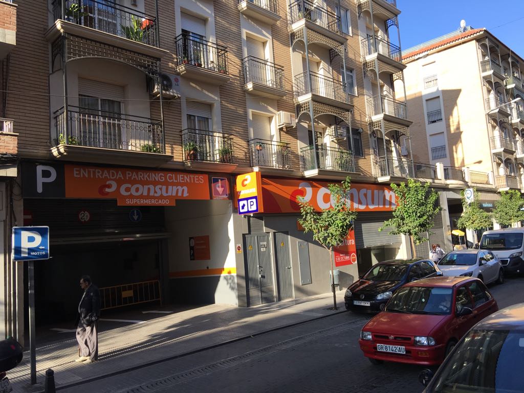 Consum obri dos nous supermercats a Granada i Ba