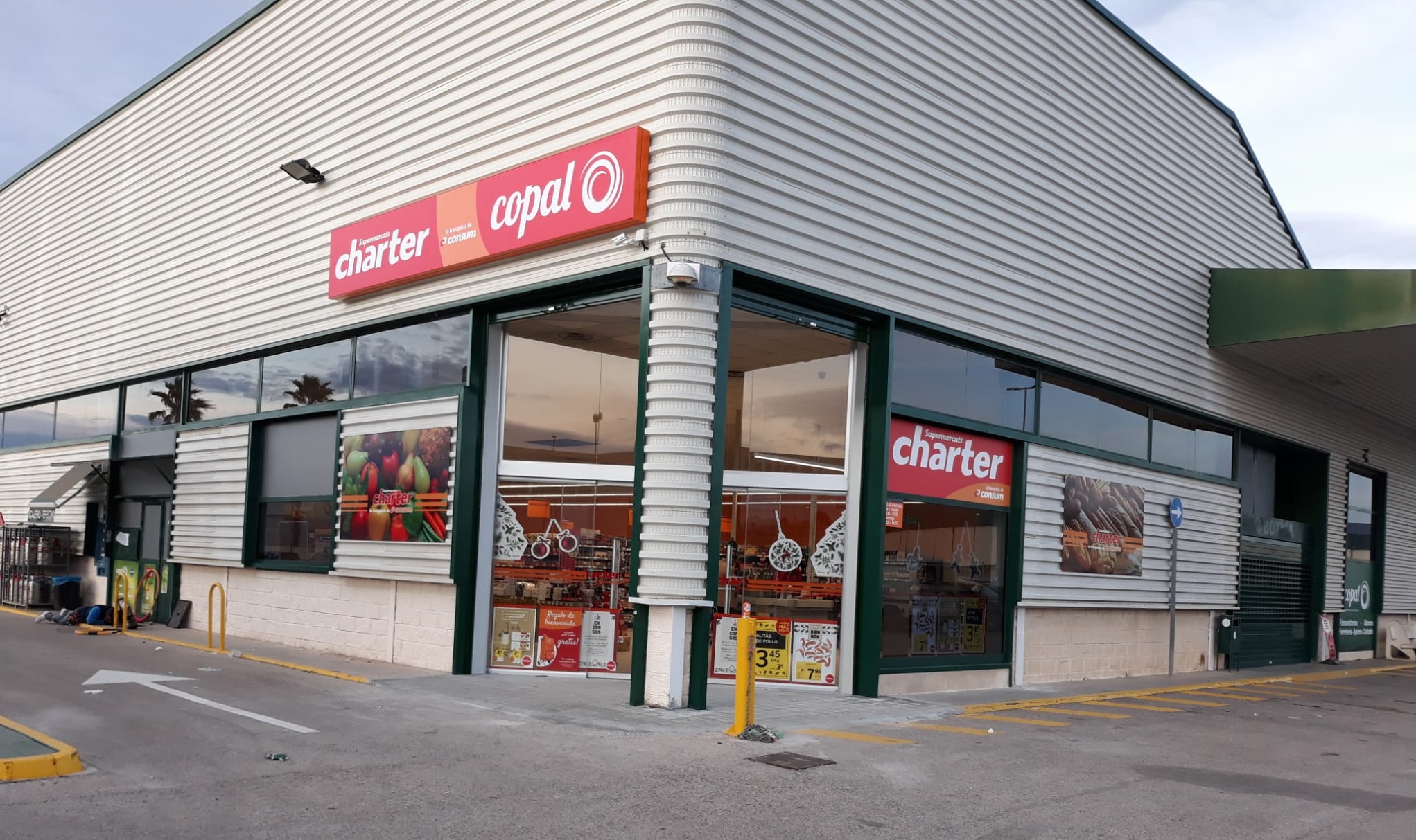 Charter obri quatre nous supermercats a Alacant,