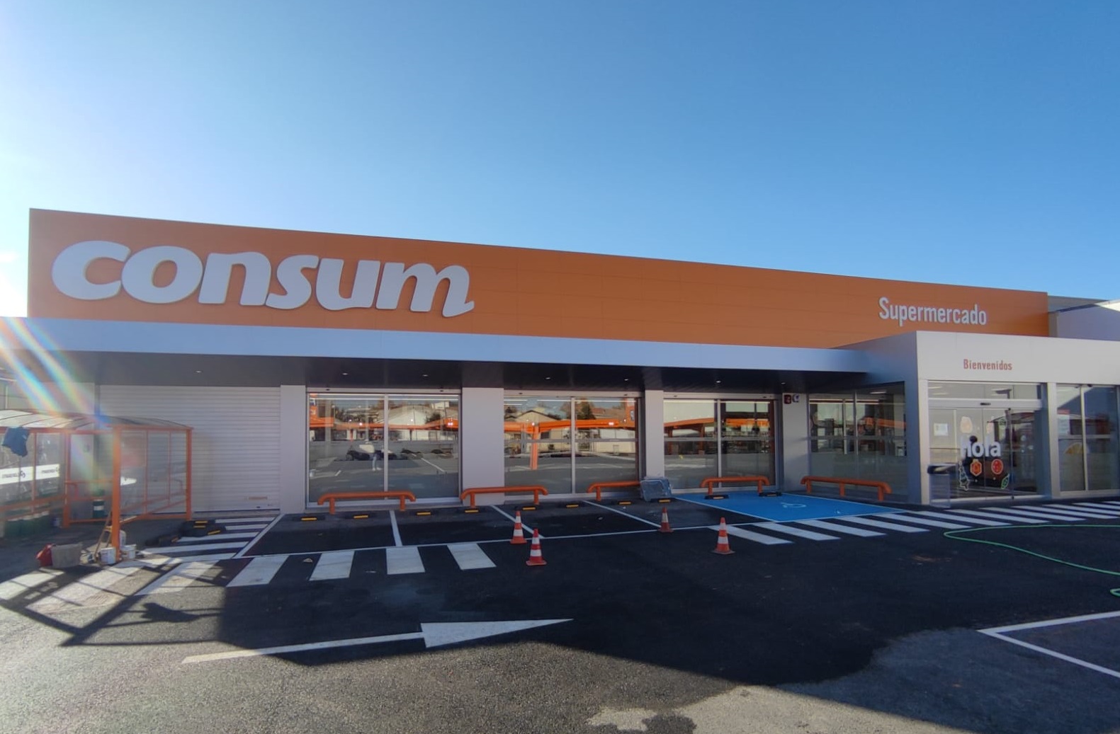Consum obri dos nous supermercats a Burjassot i 
