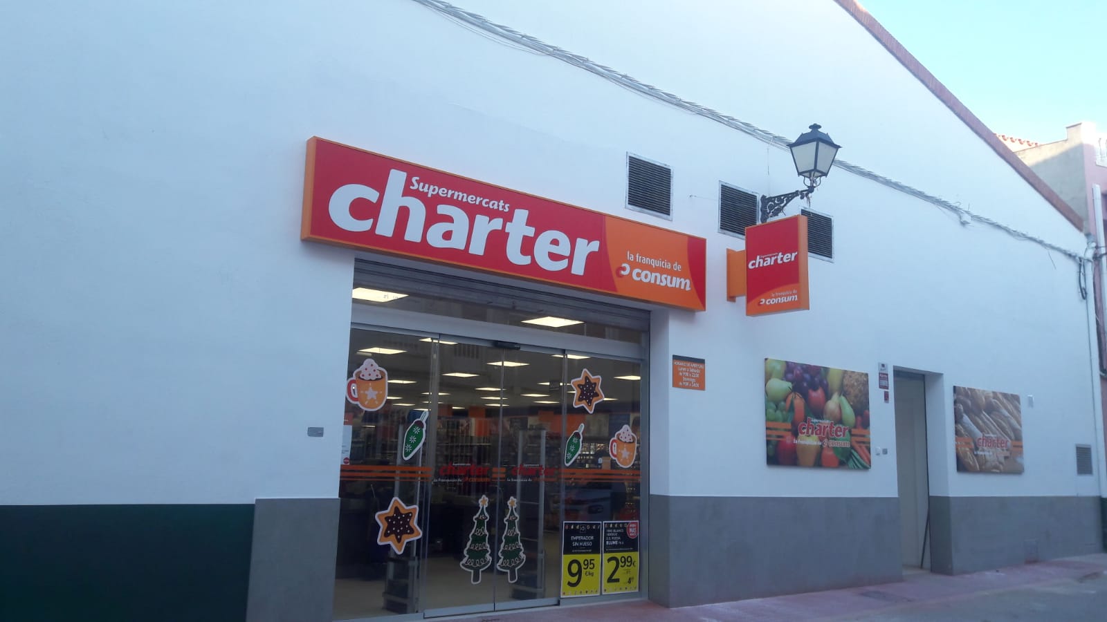 Charter obri tres nous supermercats a Barcelona,