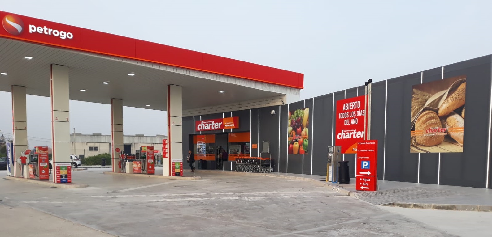 Charter obri tres nous supermercats a Santa Colo