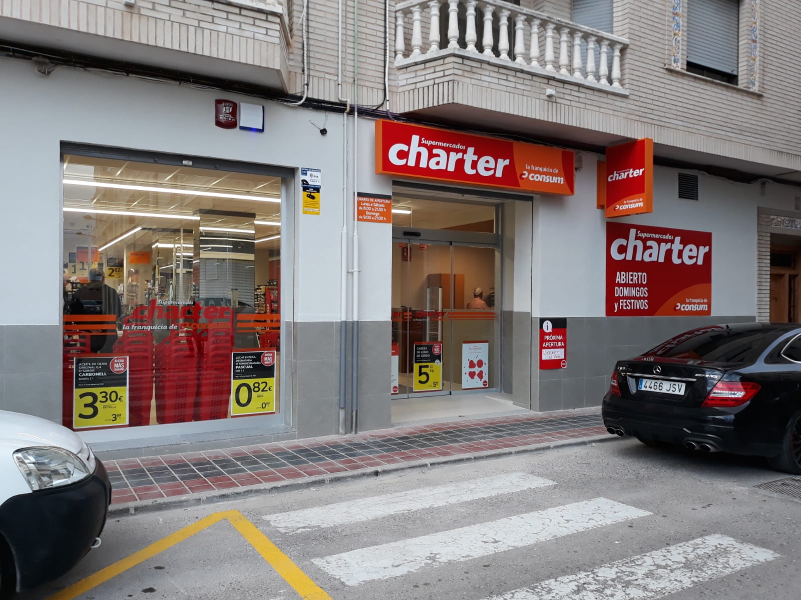 Charter torna a obrir tres supermercats en una s