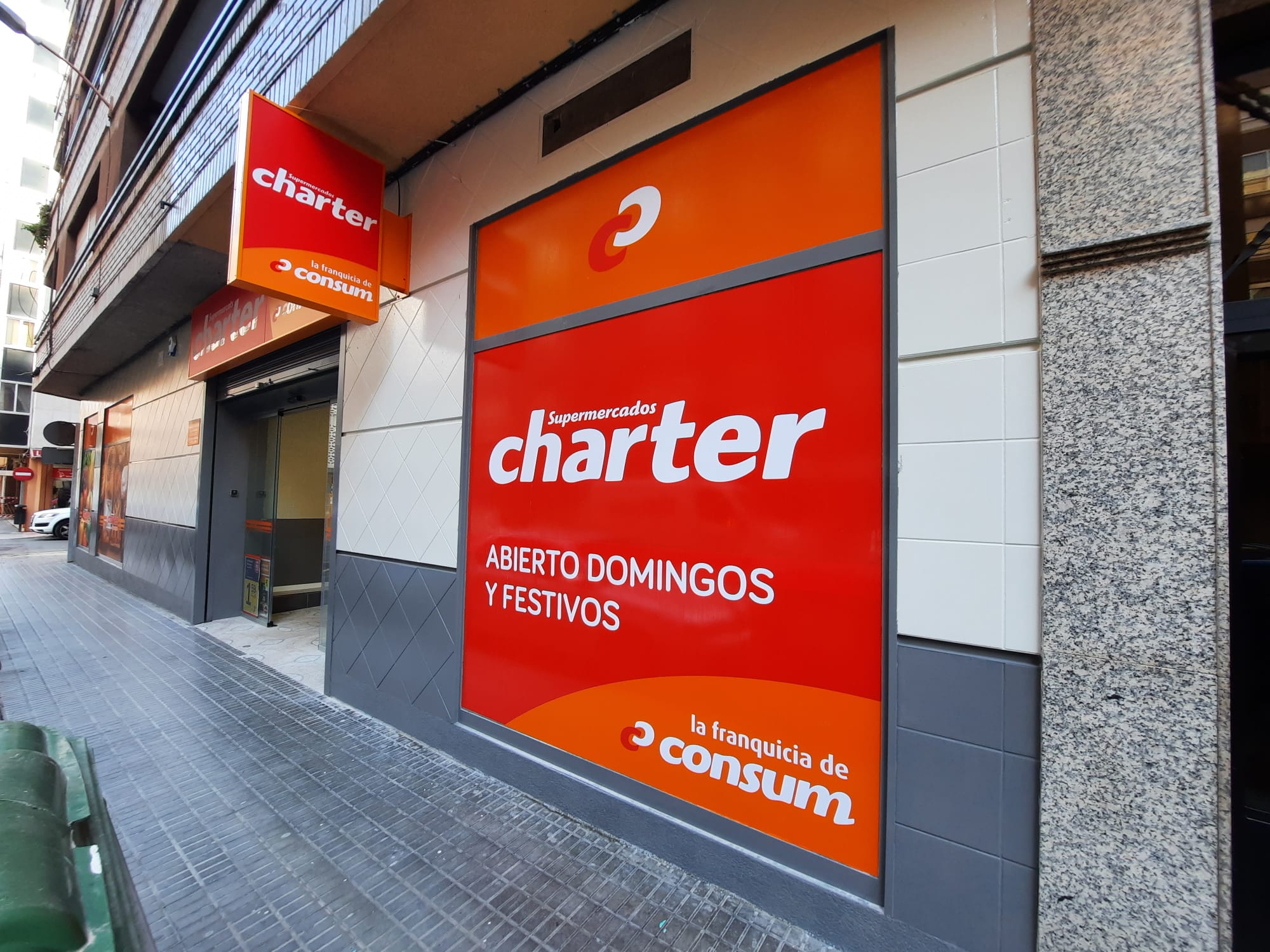 Charter inaugura tres nous supermercats a les pr