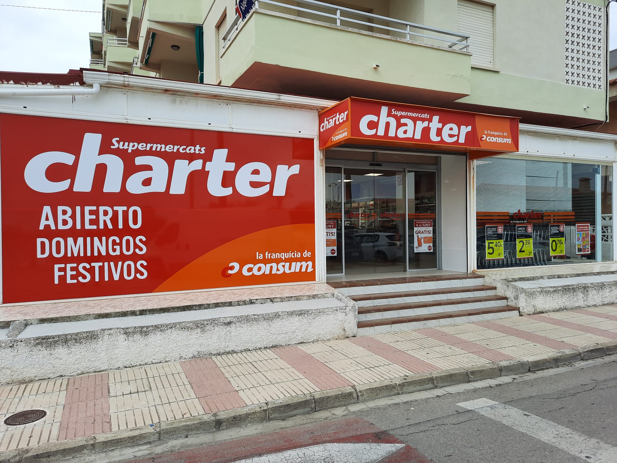 Charter inaugura dos supermercats a les prov&iacute;nc