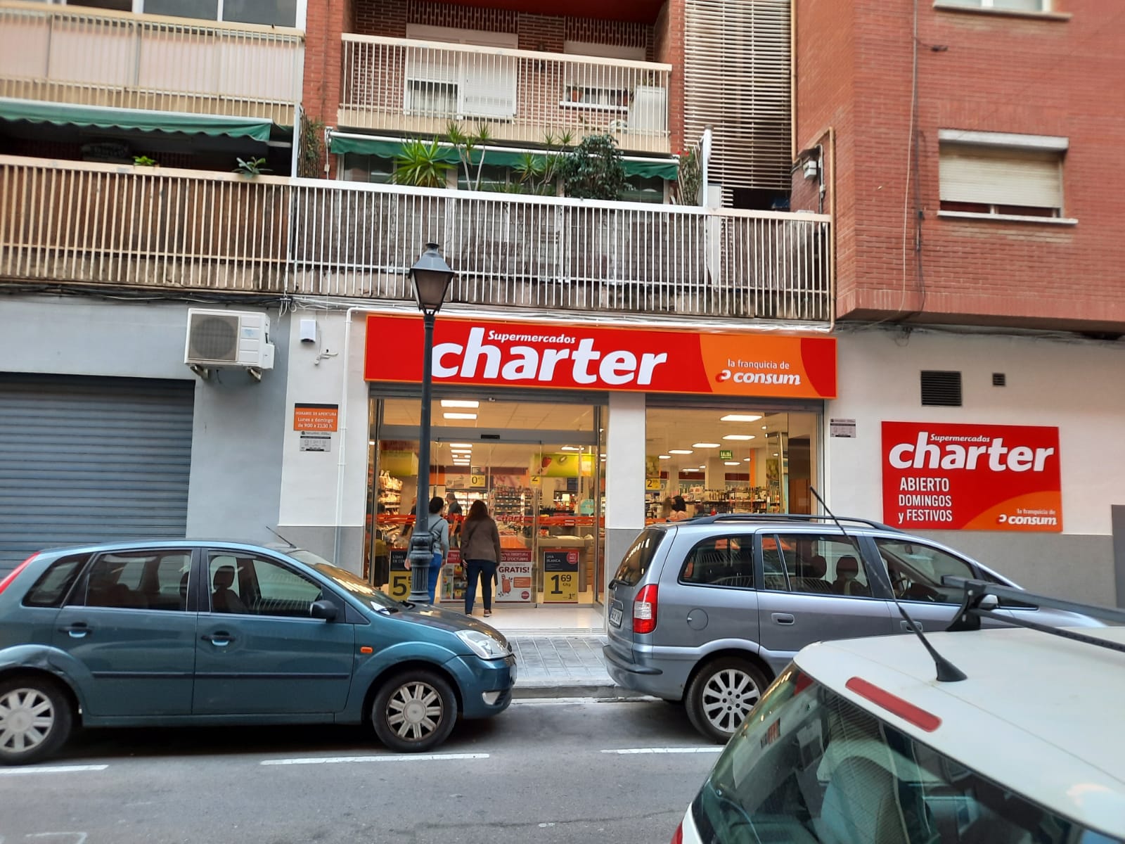 Charter inaugura un nuevo supermercado en Vale